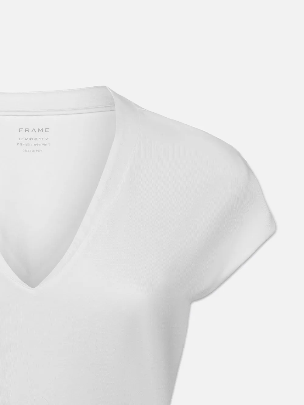 Le Mid Rise V Neck Tee -- Blanc